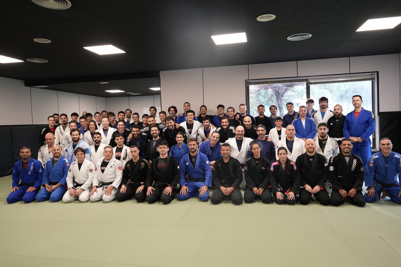 La comunidad al completo de NEKO Jiu-Jitsu posando en el tatami