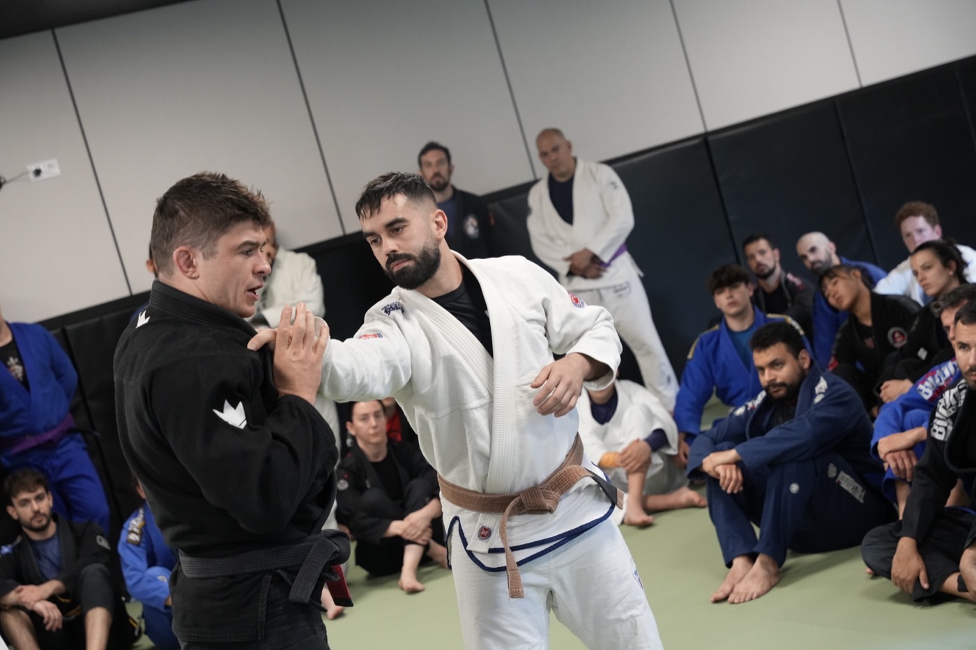 Raúl mostrando una técnica de Jiu-Jitsu a la clase en NEKO