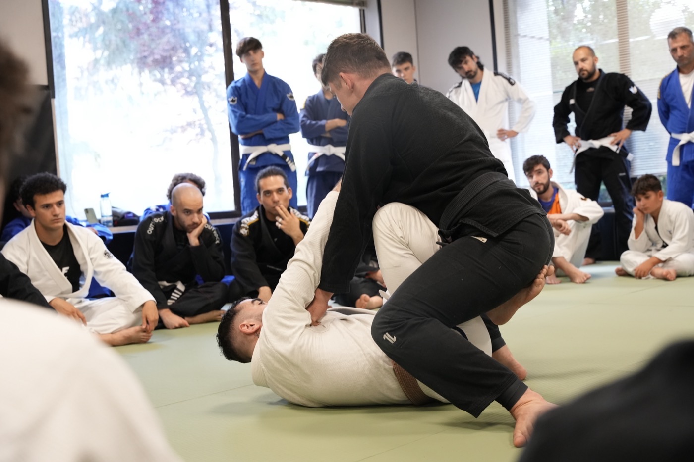 Alumnos haciendo sparring de Jiu-Jitsu en NEKO