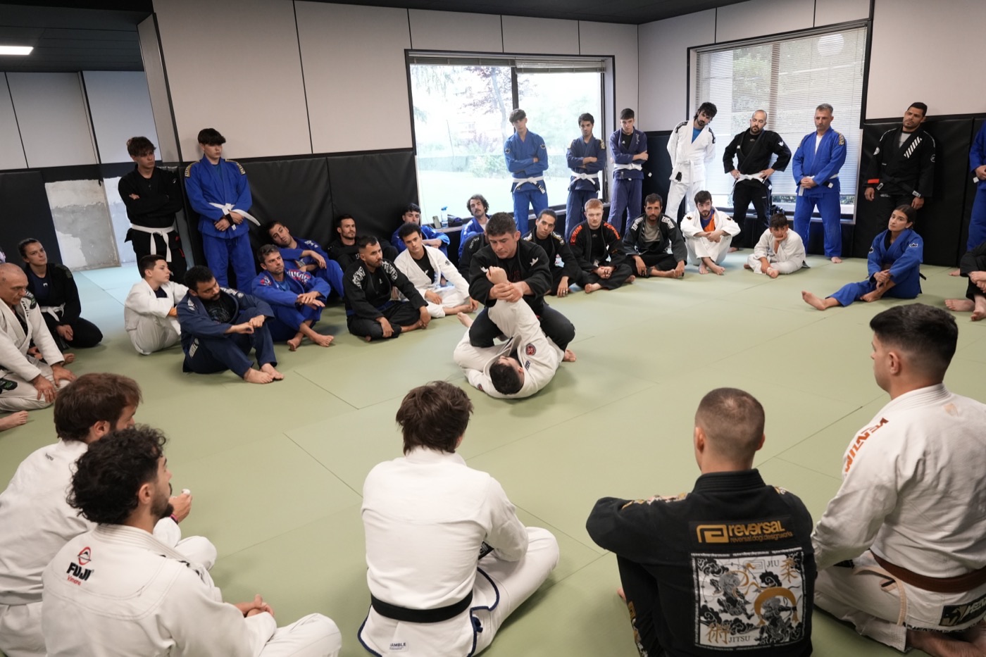 La clase reunida en círculo durante el entrenamiento en NEKO