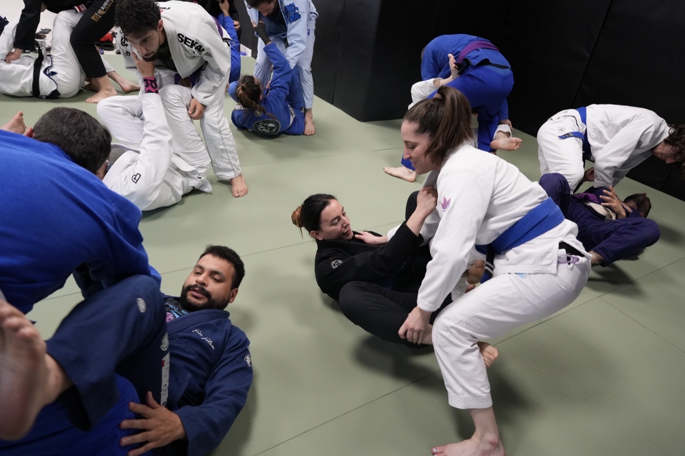 Alumnos de NEKO atentos a la explicación en el tatami