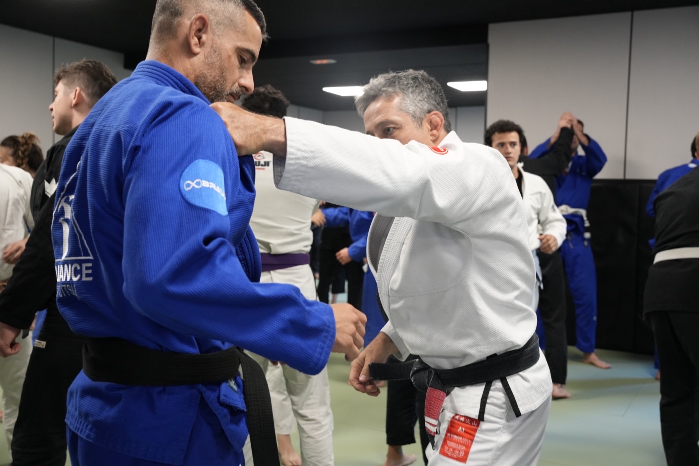 Dos alumnos ajustándose el kimono antes de entrenar en NEKO