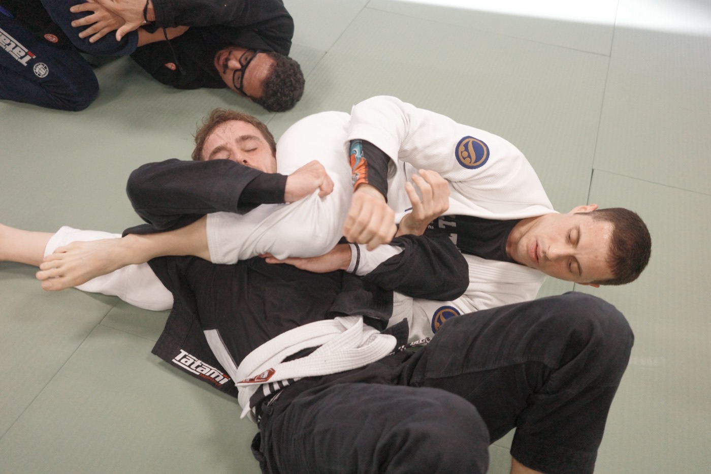 Sparring de Jiu-Jitsu en el suelo durante el entrenamiento en NEKO