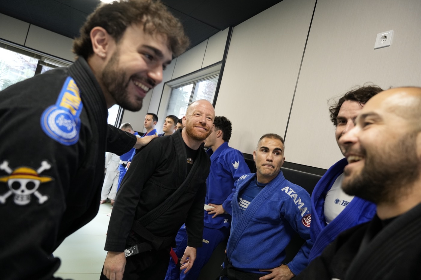Grupo de alumnos de NEKO Jiu-Jitsu riendo tras la clase