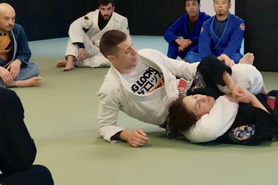 Vídeo: entrenamiento de Jiu-Jitsu en NEKO con Raúl mostrando una técnica